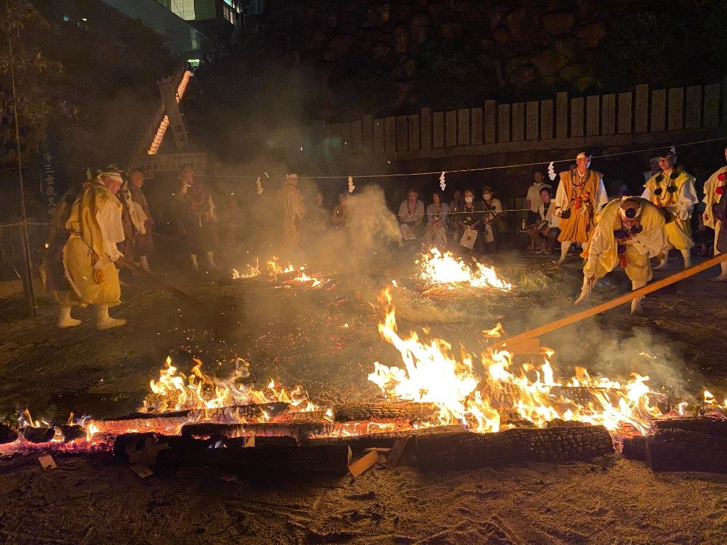 燃え残る火床を渡る山伏たち