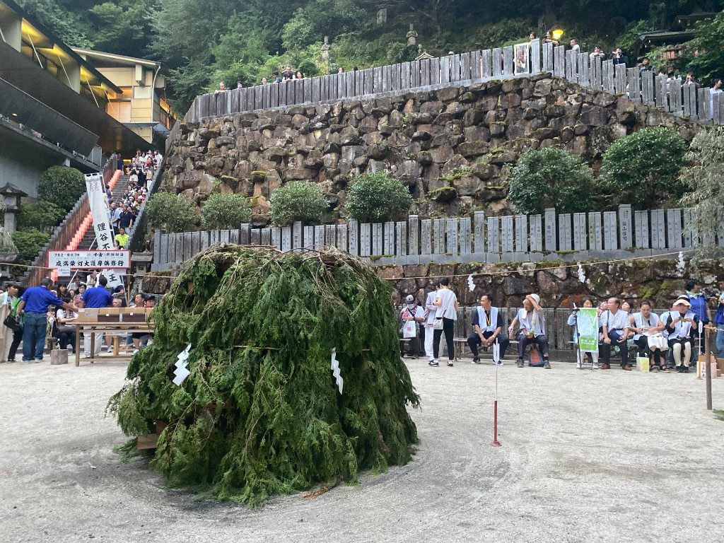 点火前、檜葉に覆われた2メートル四方の護摩壇