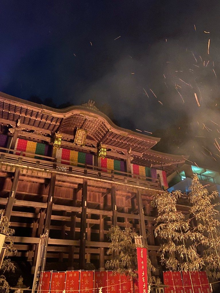 灯りに照らされた夜の本堂
