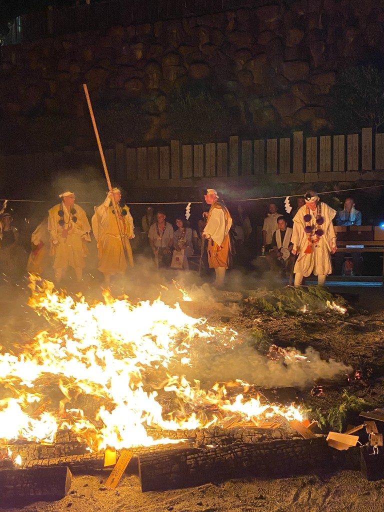 火床のまわりに立つ山伏たち