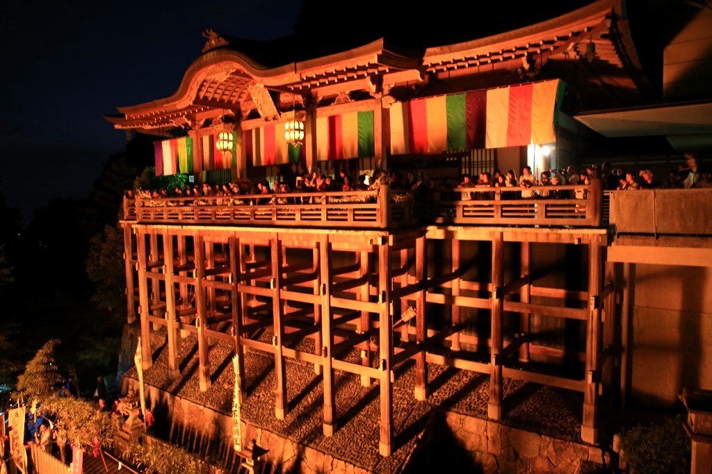夜、万灯と参拝者で賑わう狸谷山不動院の大舞台(懸造り)